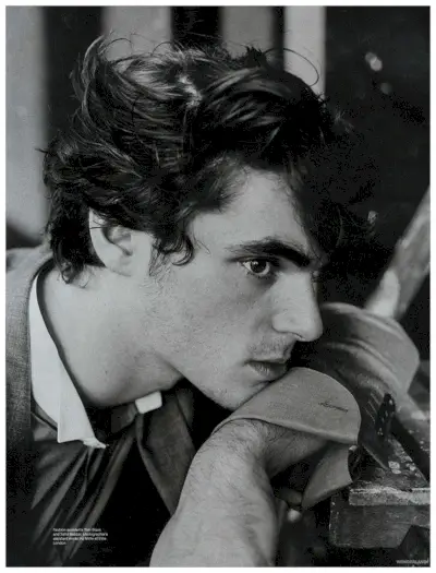 RJ Mitte pozează pentru o imagine capricioasă din Țara Minunilor.