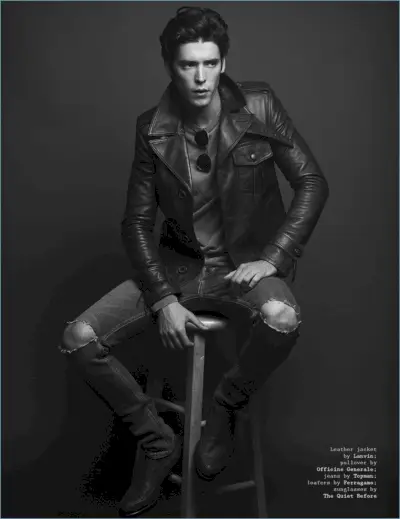 Een cool visioen: Pico Alexander draagt ​​een leren Lanvin-jack met een Officine Generale-trui. Hij draagt ​​ook Topman-jeans met Salvatore Ferragamo-loafers.