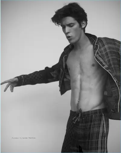 Acteur Pico Alexander draagt ​​een pyjama van Louis Vuitton.
