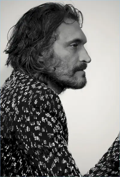 Skuespiller Vincent Gallo sitter for et portrett.