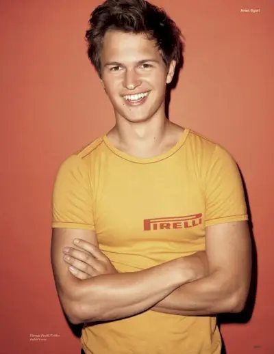 Ansel Elgort lächelt, als er ein Vintage-T-Shirt anzieht.