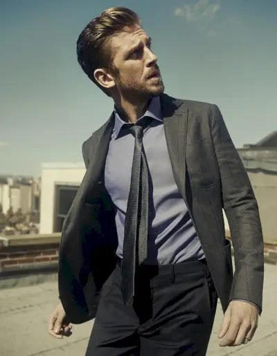 Dan Stevens habillé par Matthew Edelstein en Giorgio Armani pour British GQ.