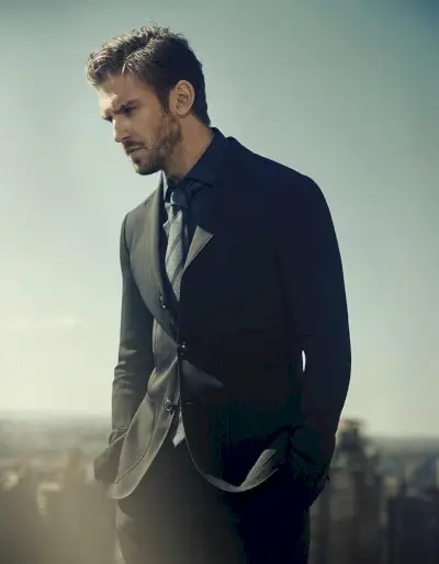 Dan Stevens est une vision sur mesure alors qu'il orne les pages du GQ britannique en Giorgio Armani.