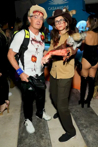 Kyle MacLachlan e Desiree Gruber participam da festa de Halloween dos Casamigos de 2023.