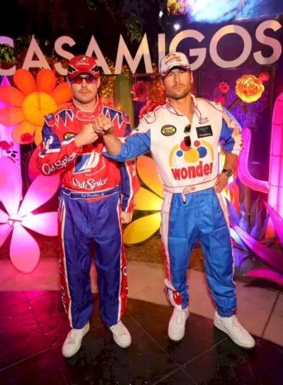 Chord Overstreet e Glen Powell são parceiros no crime enquanto se preparam para a pista de corrida na festa de Halloween de Casamigos.