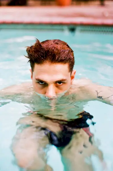 Xavier Dolan se da un chapuzón en la piscina.