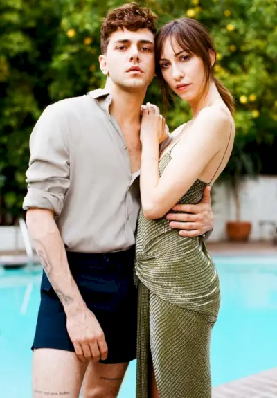 Xavier Dolan y Gia Coppola se acercan para una foto junto a la piscina.
