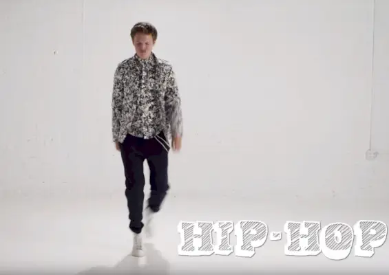 Ansel Elgort sa pri predvádzaní hip-hopu z 80. rokov chváli zahanbenou tvárou.