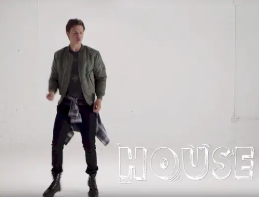 Ansel Elgort sa vracia do 90. rokov a tancuje na svoju obľúbenú hudbu – House.