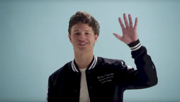 Ansel Elgort má na sebe bomber a predvádza moderné tanečné štýly.