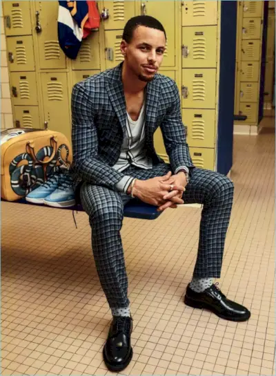 Posando para uma foto no vestiário, Steph Curry veste um terno Boglioli com um cardigã e regata Hermes. Curry também usa Igreja