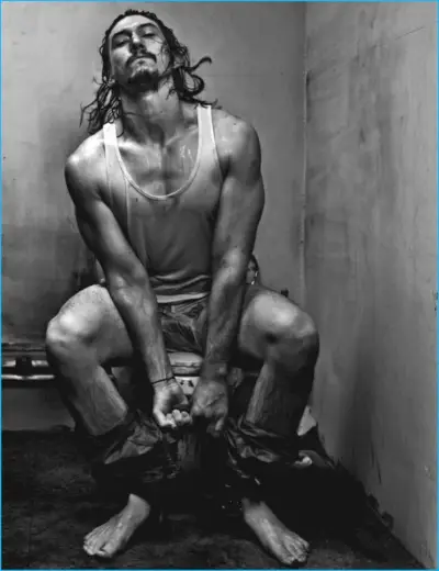 Występując w sesji zdjęciowej dla magazynu Interview, Adam Driver ma na sobie bicz żony Calvina Kleina, bokserki Coach i spodnie Lemaire.