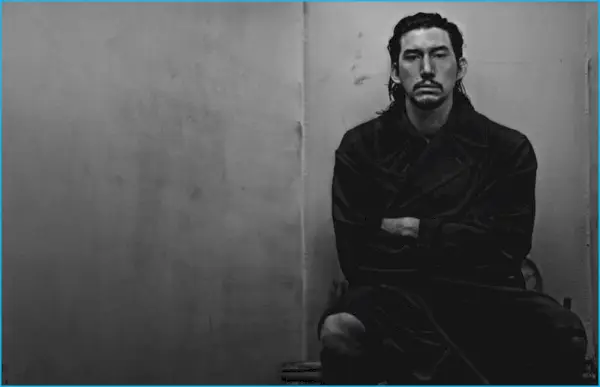 Aktor Adam Driver ma na sobie płaszcz Marni dla magazynu Interview.