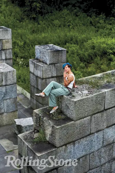 歌手のハリー・スタイルズがローリングストーン誌の写真撮影でグッチを着用。