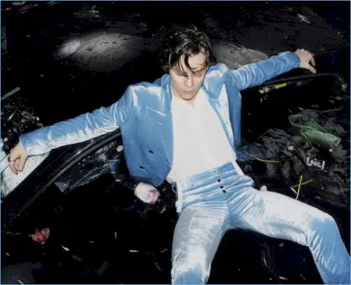 Harley Weir fotografē Hariju Styles debijas albuma noformējumam