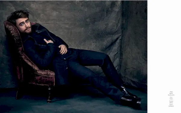 Daniel Radcliffe leunt achterover voor een stemmig beeld.