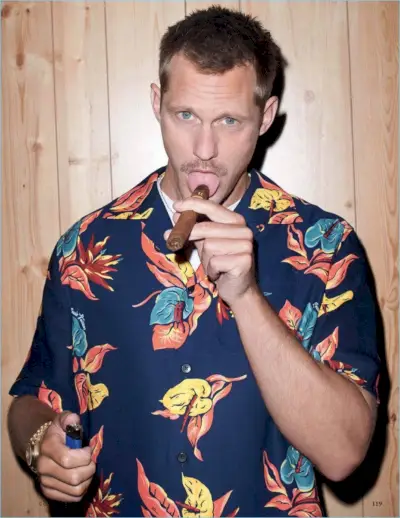 L'acteur Alexander Skarsgård porte une chemise à imprimé hawaïen Louis Vuitton. Il porte également un t-shirt Sunspel et des lunettes de soleil Tom Ford.
