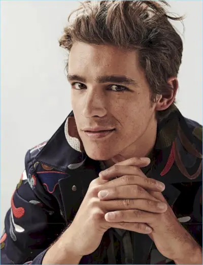 Brenton Thwaites, met in de hoofdrol een Style-fotoshoot, draagt ​​een grafisch jasje van Salvatore Ferragamo.