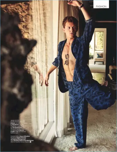 トム・ホランドは、ジョルジオ アルマーニのジャケットとパンツを着て動きを止めています。