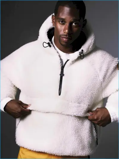 빅터 크루즈(Victor Cruz)는 가을을 받아들입니다