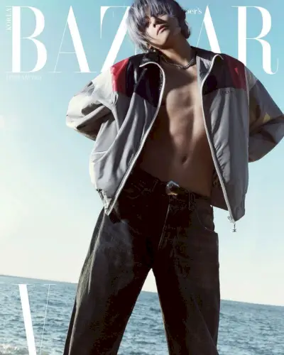 ה-V של BTS משמיע הצהרה נועזת על גיליון פברואר 2024 של Harper's Bazaar Korea, מעוצב בז'קט עצבני של סלין על רקע השלווה של הים.