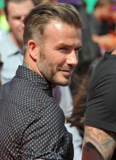 Îmbrățișând o coafură la modă, David Beckham lasă vârful mai mult și își rade părțile laterale. Credit imagine: Shutterstock.com