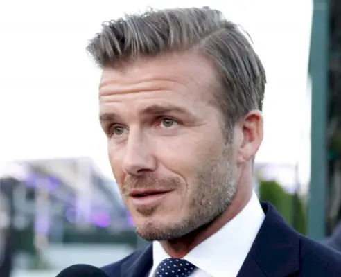 Curățând pentru un aspect formal, David Beckham își strecoară părul pe spate cu o parte laterală. Credit imagine: Shutterstock.com