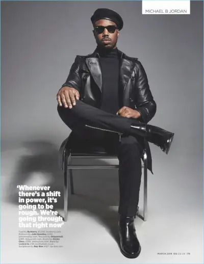 El actor de Black Panther, Michael B. Jordan, viste un abrigo de cuero de Burberry con un jersey de cuello alto de John Smedley. Jordan también luce pantalones Dsquared2, botas Jimmy Choo y gafas de sol Ray-Ban.