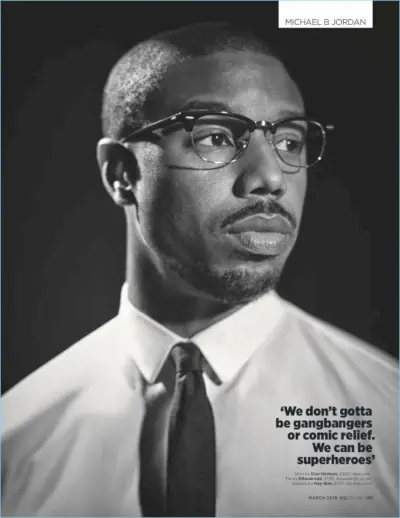 En conexión con el GQ británico, Michael B. Jordan viste una camisa Dior Homme, una corbata Dsquared2 y gafas Ray-Ban.