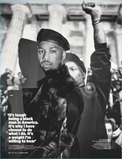 Protagonista de una sesión de fotos, Michael B. Jordan luce un abrigo de cuero Burberry con un jersey de cuello alto de John Smedley. También lleva una boina Lock & Co.