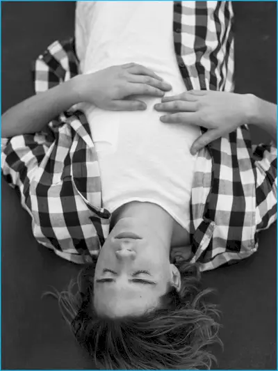 Brooklyn Beckham na zdjęciu w czarno-białej koszuli w kratkę marki Pull & Bear.