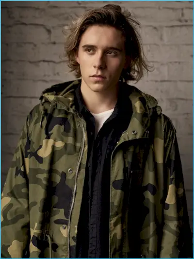 Brooklyn Beckham ma na sobie kurtkę kamuflażową marki Pull & Bear.