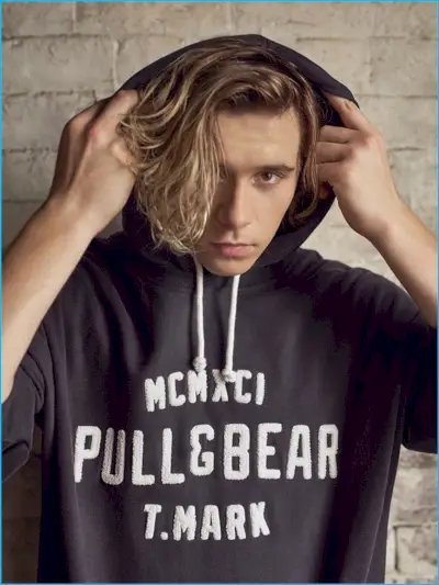 Brooklyn Beckham modeluje bluzę z kapturem Pull & Bear.