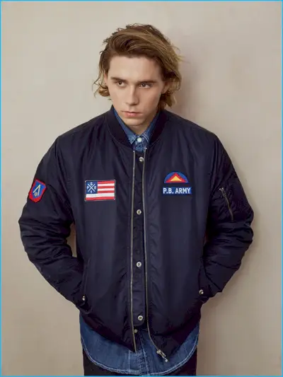 Brooklyn Beckham zakłada sportową kurtkę bomber marki Pull & Bear.