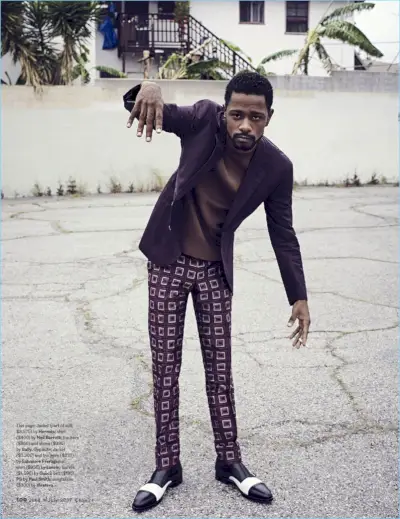 Uma imagem elegante, Lakeith Stanfield usa um paletó Hermes com um top Neil Barrett. O ator também veste calças e sapatos Bally.