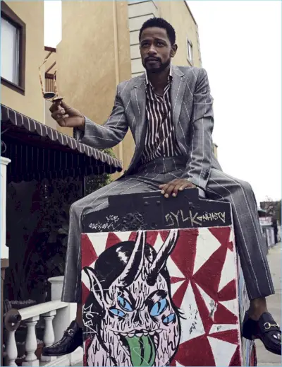 A estrela de Atlanta, Lakeith Stanfield, veste um terno Salvatore Ferragamo com uma camisa Lanvin listrada e mocassins Gucci.