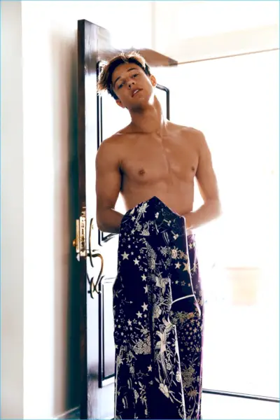 Cameron Dallas fica sem camisa em Roberto Cavalli para as páginas de Flaunt.