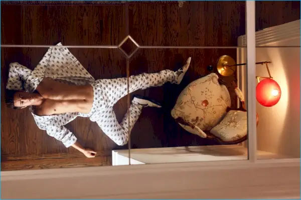 Camron Dallas sem camisa é capturado em Dolce & Gabbana para Flaunt.