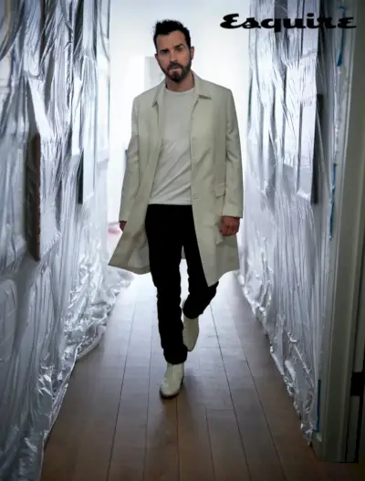 Justin Theroux se pone un abrigo y una camiseta de Dior Men con jeans Rag & Bone y R.M. Botas Williams para las páginas de Esquire.