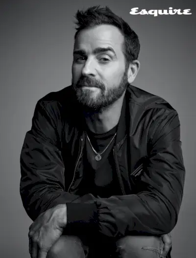 Mark Seliger fotografía a Justin Theroux con una cazadora bomber y una camiseta de Dolce & Gabbana para la revista Esquire.