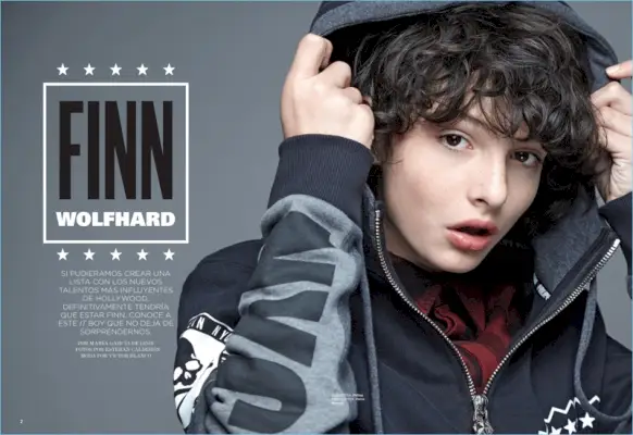 Stranger Things-acteur Finn Wolfhard draagt ​​een Philipp Plein-hoodie met een Pierre Balmain-shirt.