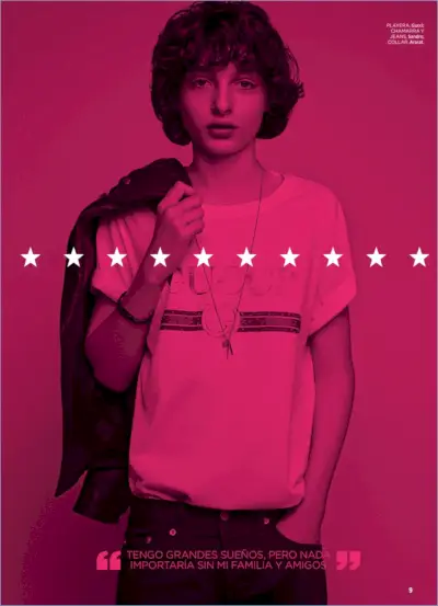 Finn Wolfhard, verbonden met Seventeen México, draagt ​​een Gucci-T-shirt met een jasje en een spijkerbroek van Sandro.