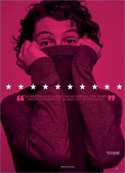 Finn Wolfhard speelt terughoudend en draagt ​​een Just Cavalli-trui.