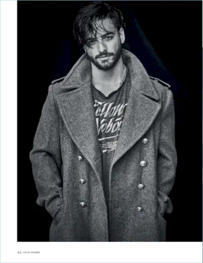 『Vogue Hombre』の写真撮影に登場したマルマは、ケント＆カーウェンのコートとヴィンテージのシャツを着こなしています。