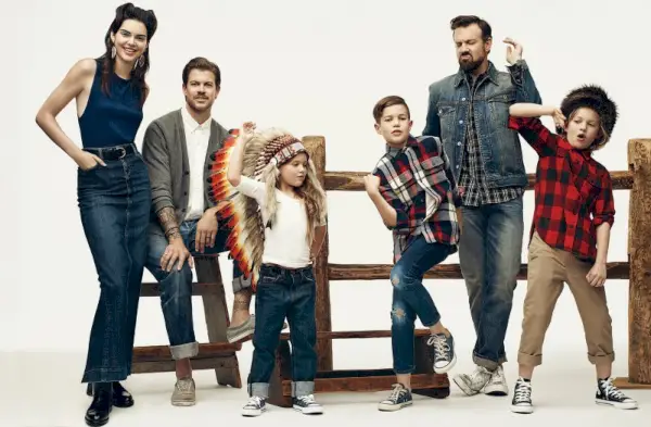 Baldwin-ontwerper Matt Rivington en zijn kinderen Henley en Rogan worden vergezeld door Kendall Jenner en familievriend Jason Sudeikis.