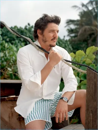 Avslappende, Pedro Pascal har en POLO Ralph Lauren-skjorte, Noah badeshorts og en Omega-klokke.