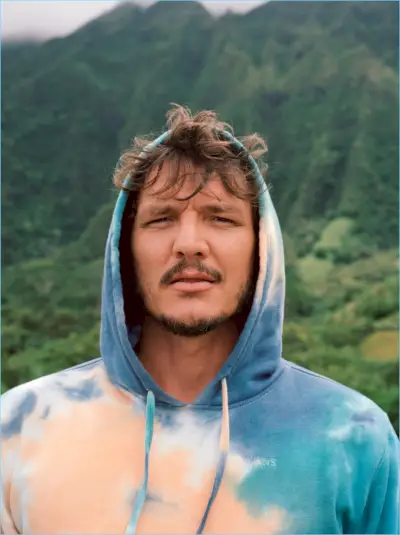 I forbindelse med GQ har Pedro Pascal på seg en Vans-hettegenser.