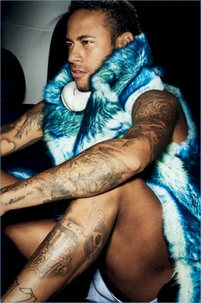 축구 스타 네이마르 주니어(Neymar Jr.)가 Dior Homme의 민소매 퍼 코트를 착용했습니다.