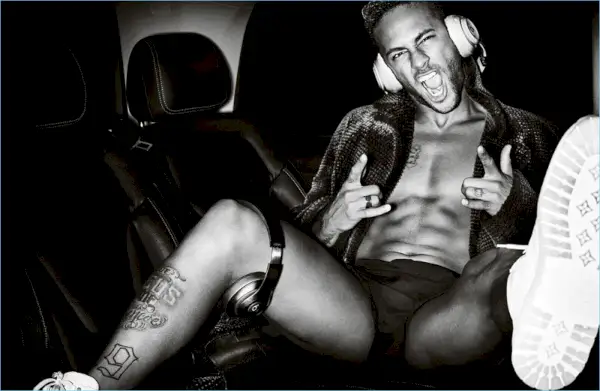 파티의 삶, 셔츠를 입지 않은 Neymar Jr.가 Man About Town을 위해 포즈를 취하고 있습니다.