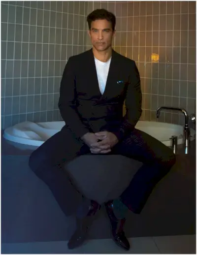 Johnathon Schaech omarmt slanke lijnen in een Sandro-pak.